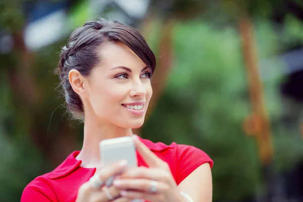 Portret van zakenvrouw met mobiele telefoon — Stockfoto