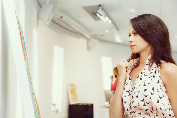 Portret van een jonge vrouw in de galerij — Stockfoto