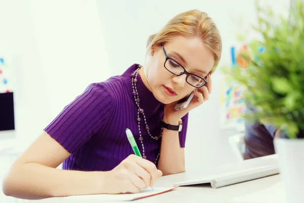 Geschäftsfrau im Büro mit Handy — Stockfoto