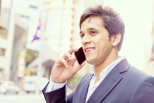 Retrato de empresario confiado al aire libre —  Fotos de Stock