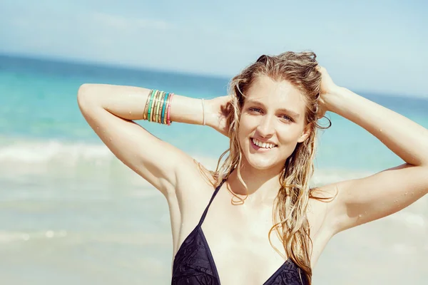 Jonge vrouw op het strand — Stockfoto