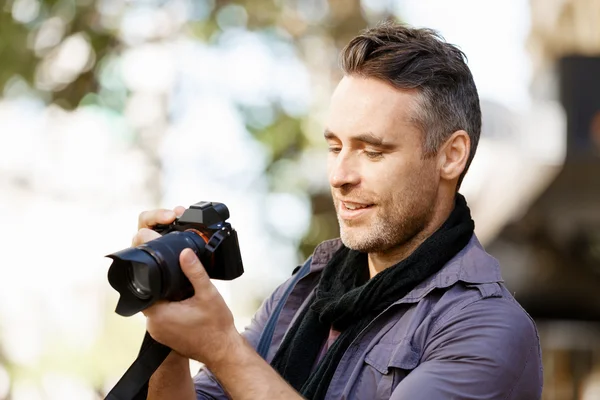 Male photographer taking picture — Stock Photo, Image