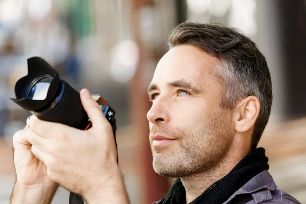 Fotografo maschio che scatta foto — Foto Stock