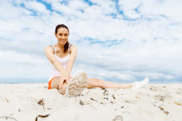 Ung kvinde træning på stranden udenfor - Stock-foto