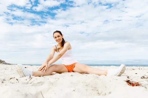Genç kadın plaj dışında eğitim — Stok fotoğraf