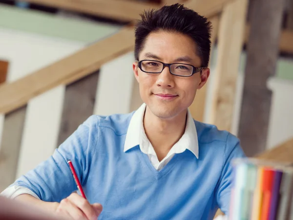 Porträt eines jungen Geschäftsmannes — Stockfoto