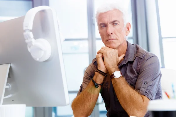 Hombre de negocios guapo en el cargo — Foto de Stock