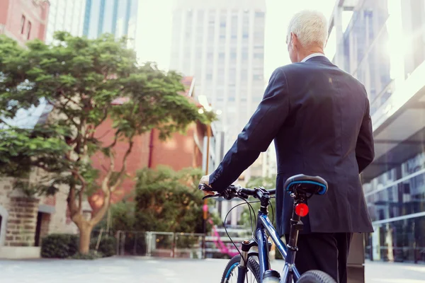 Bem sucedido empresário andar de bicicleta — Fotografia de Stock