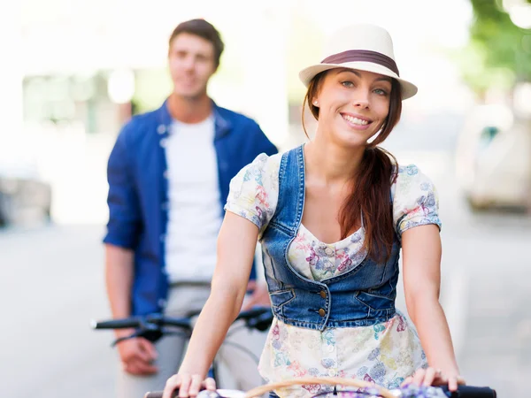 Couple heureux en ville avec vélo — Photo