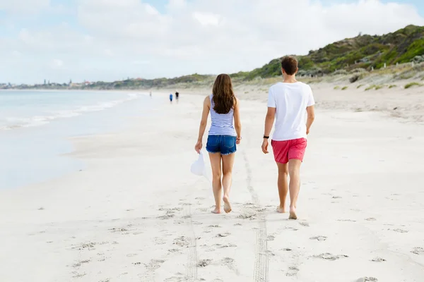 Romantische jonge paar op het strand — Stockfoto