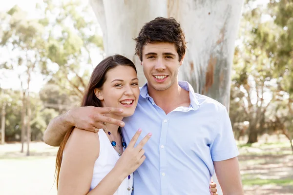 Jeune couple dans le parc célébrant — Photo