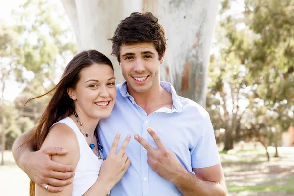 Jovem casal no parque comemorando — Fotografia de Stock