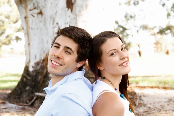 Jovem casal no parque — Fotografia de Stock