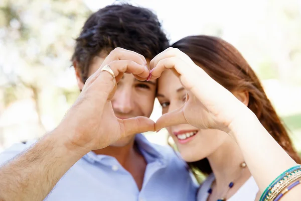 Young couple in the park — Stock Photo, Image