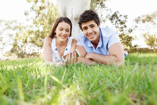 Jong stel in het park — Stockfoto