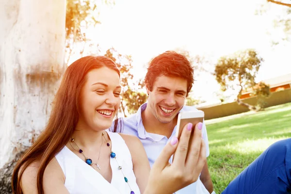 Jeune couple dans le parc — Photo