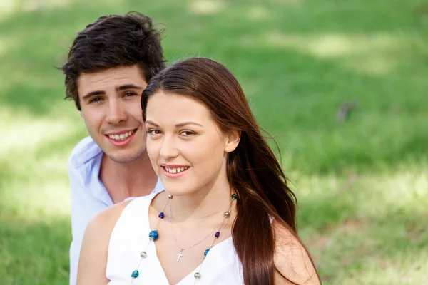 Pareja joven en el parque — Foto de Stock