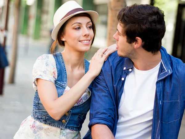 Feliz joven pareja caminando en la ciudad —  Fotos de Stock