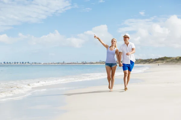 Romantische jonge paar op het strand — Stockfoto