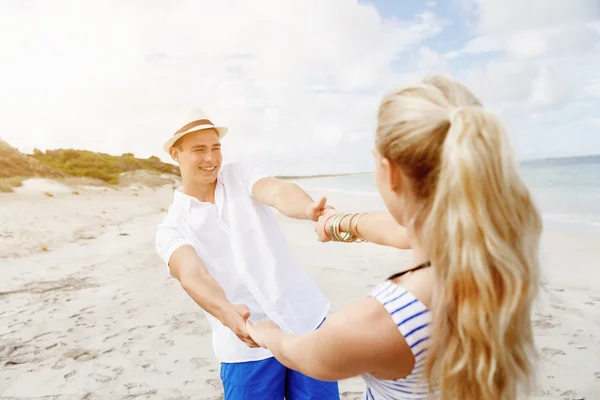 Couple heureux s'amuser sur la plage. — Photo