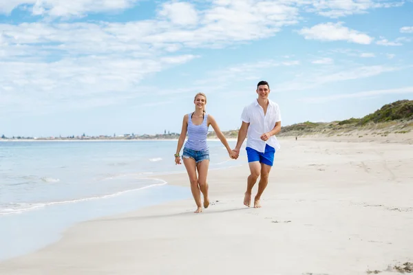 Romantiska ungt par på stranden — Stockfoto