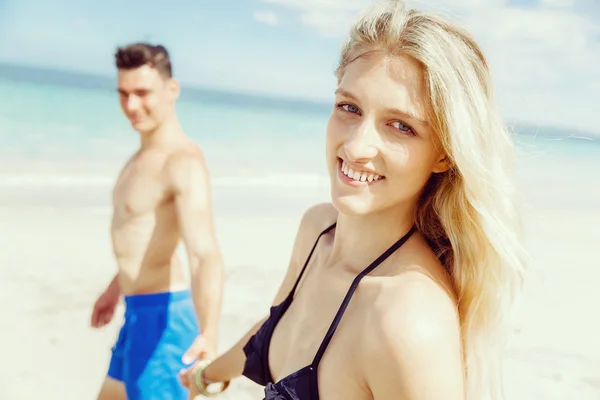 Romântico jovem casal na praia — Fotografia de Stock