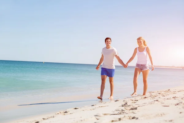 해변에서 로맨틱 젊은 부부 — 스톡 사진