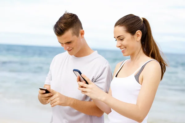 Aantal lopers met mobiele slimme telefoons buiten — Stockfoto