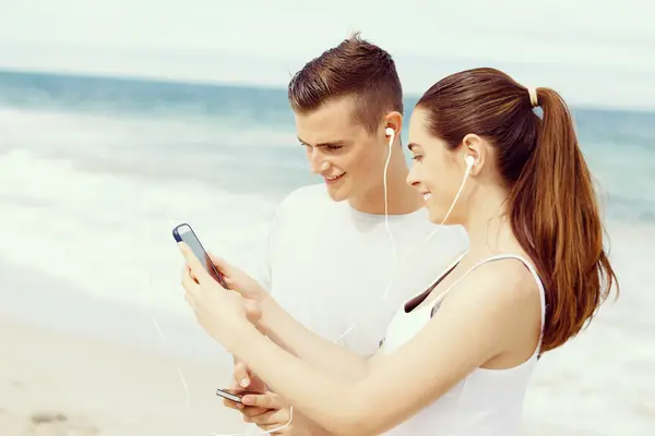 Aantal lopers met mobiele slimme telefoons buiten — Stockfoto