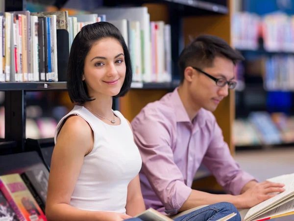 Dos jóvenes estudiantes en la biblioteca —  Fotos de Stock