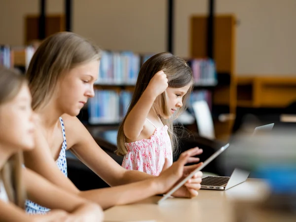 Technologia i zabawa w bibliotece — Zdjęcie stockowe