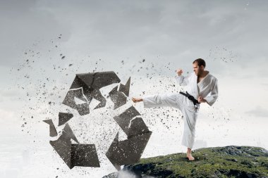 Beyaz kimino erkekte karate