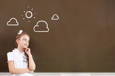 Düşünceli kız Blackboard ayakta