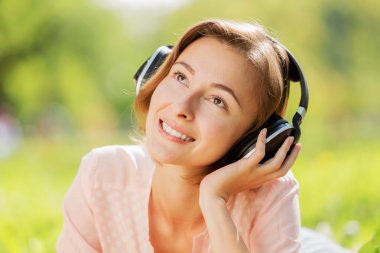 Park güneşli hafta sonu