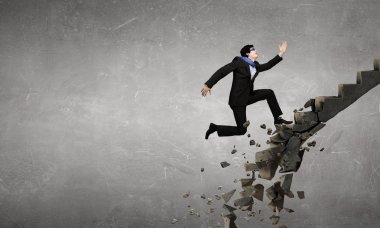 Kariyer basamaklarını zorlukların üstesinden