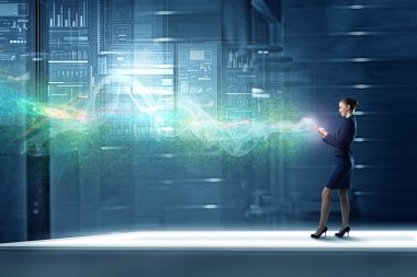 Modern teknolojiler kullanan kadın