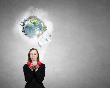 Kadın kırmızı el cihazı ile