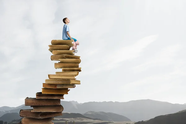 Junge mit Bärenspielzeug — Stockfoto