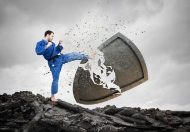 Mavi kimino erkekte karate