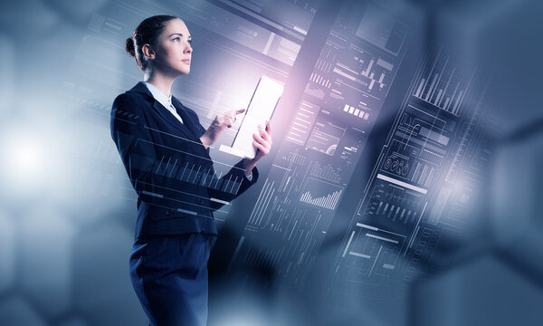 Женщина с использованием современных технологий
