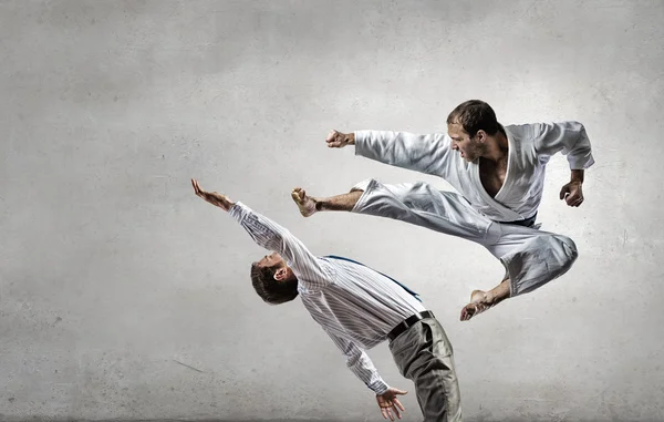 Karate-Mann im weißen Kimino — Stockfoto
