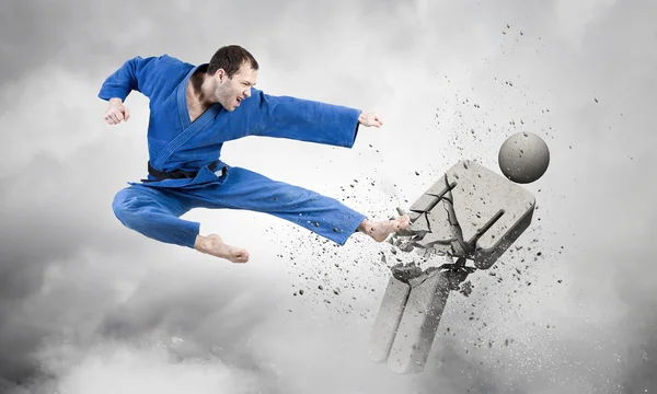 Karate-Mann im blauen Kimino — Stockfoto