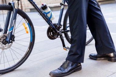 Başarılı bir iş adamı binicilik bisiklet