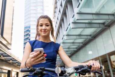 Genç kadın üzerinde bisiklet commuting