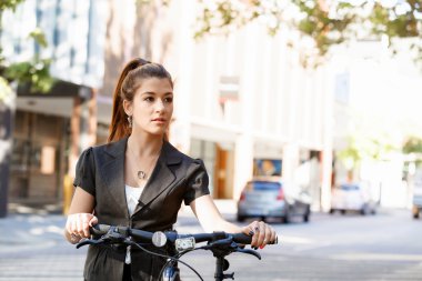 Genç kadın üzerinde bisiklet commuting