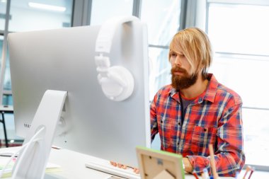 ofis yakışıklı işadamı