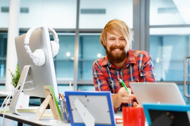 ofis yakışıklı işadamı