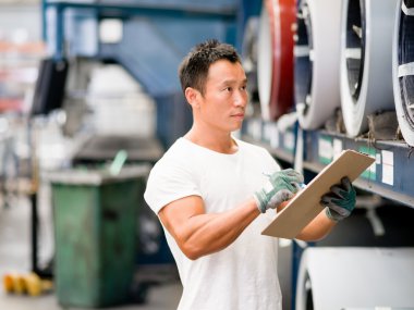 Asya işçi fabrikada üretim tesisi