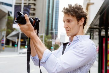 Erkek fotoğrafçı alarak resim