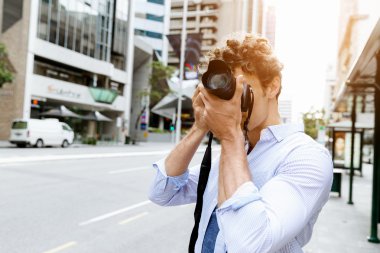 Erkek fotoğrafçı alarak resim